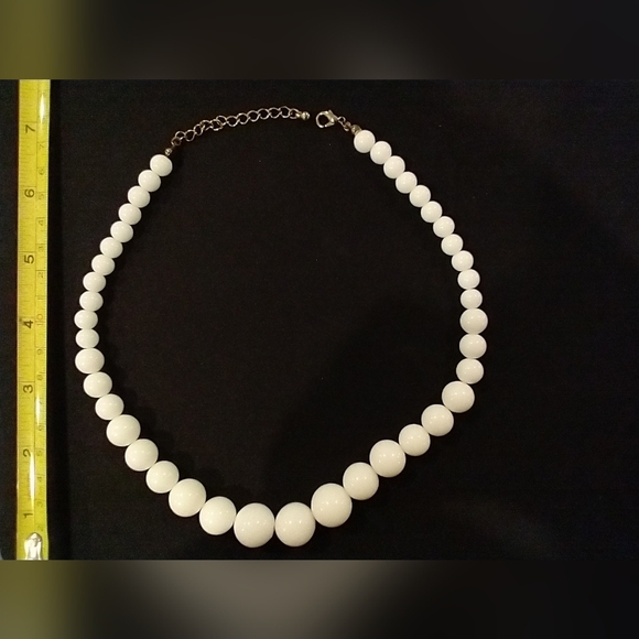 Elegant White Faux Pearl Necklace - Picture 7 of 9